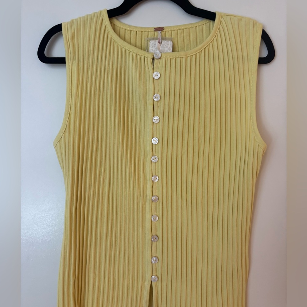 Sleeveless Ribbed Button-Front Top in Pale Yellow - Picture 3 of 5
